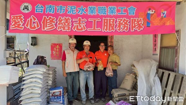 ▲台南市勞工局與做工行善團於端午前夕進行老屋修繕，志工家庭齊心協力投入修繕作業，傳遞「一家人為另一家人築屋」的節慶溫情。（圖／記者林東良翻攝，下同）
