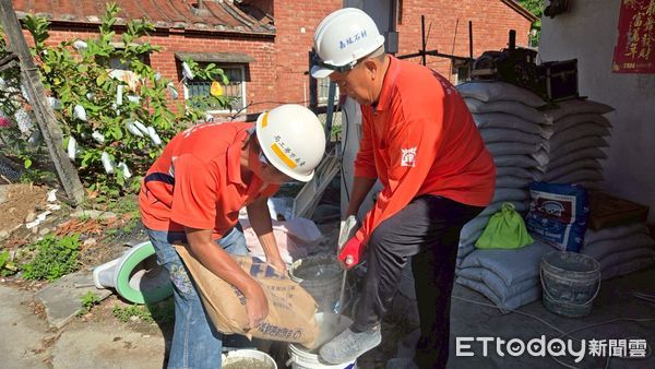 ▲台南市勞工局與做工行善團於端午前夕進行老屋修繕，志工家庭齊心協力投入修繕作業，傳遞「一家人為另一家人築屋」的節慶溫情。（圖／記者林東良翻攝，下同）