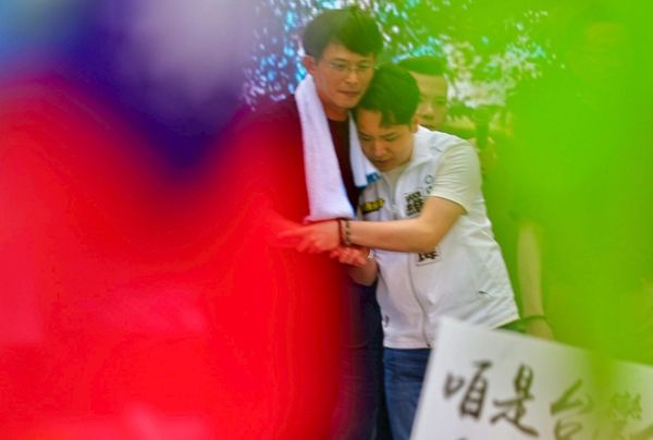 ▲藍委羅廷瑋現身民眾黨宣講活動，上演「哭倒」在黃國昌懷中的場面。（圖／羅廷瑋臉書）