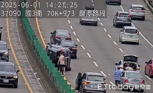 ▲▼今天下午2時20分於國3北向70.8公里處發生2輛小客車追撞事故，占用內線車道。（圖／高公局提供）