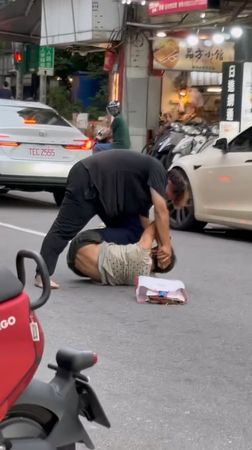 ▲北市大安路兩街友1日傍晚當街鬥毆遭警方逮捕。（圖／@0.09_ab網友授權)