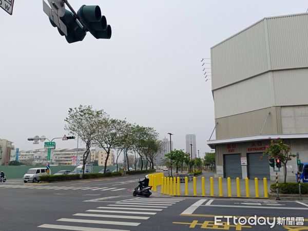 ▲▼好市多女店員遭偷拍裙底。（圖／記者林東良翻攝）