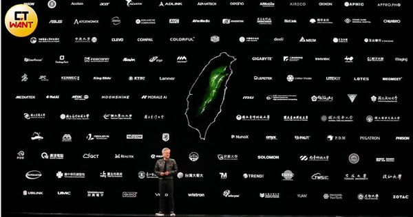 NVIDIA輝達創辦人黃仁勳出席2025Computex主題演講，背板上的右上方第二、三行，首度出現金融業者的名稱，包括國泰金控、中信金控、玉山銀行。（圖／黃耀徵攝）