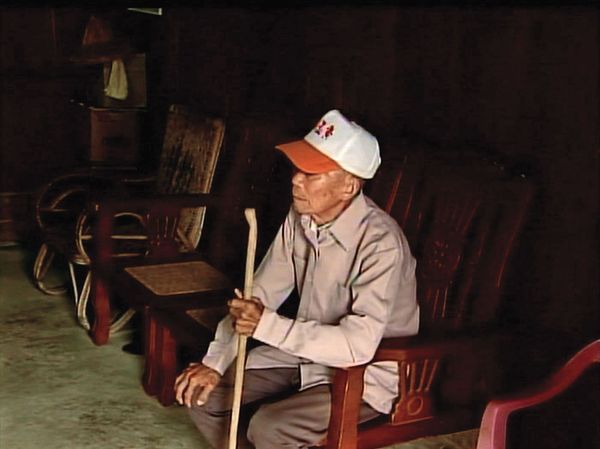 呂金鎧的年邁父親始終在等兒子出獄，此為2006年所攝。（東森新聞提供）