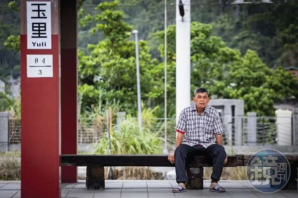 呂金鎧是花蓮人，當年父親打零工養家，呂金鎧後來成為麵包師傅，但如今也成為工地零工。