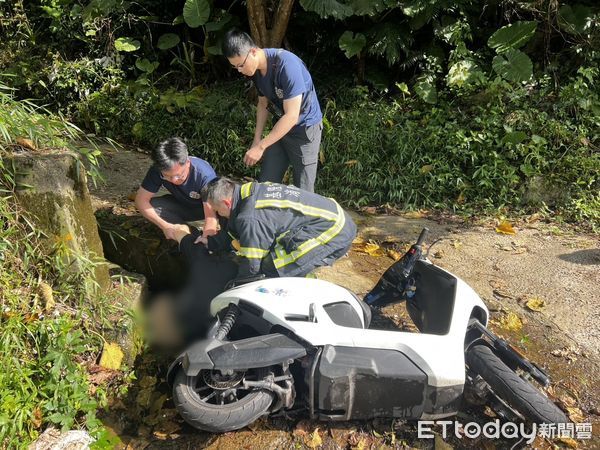 ▲▼基隆機車騎士自摔墜卡水溝，命危搶救中。（圖／記者郭世賢翻攝）