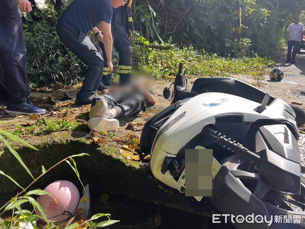 ▲▼基隆機車騎士自摔墜卡水溝，命危搶救中。（圖／記者郭世賢翻攝）