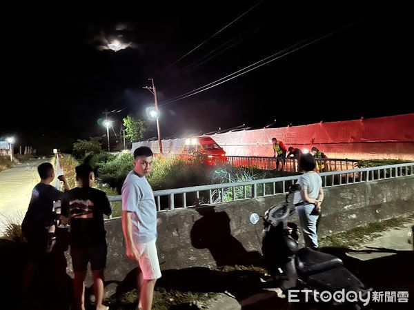 ▲▼台東婦翻越護欄撿手機，跌落水圳死亡。（圖／記者楊晨東翻攝）