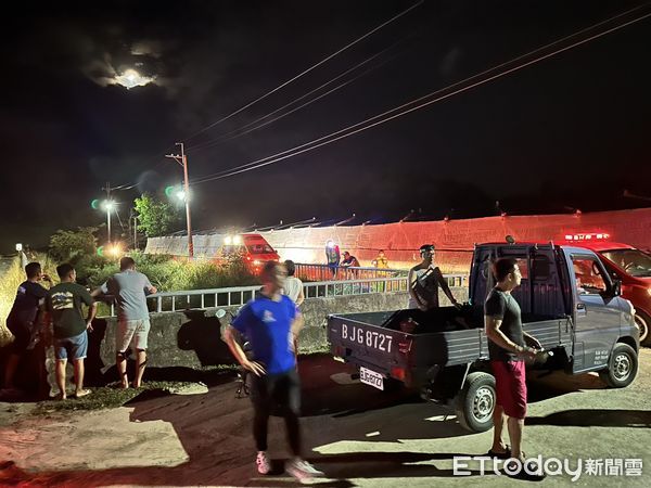 ▲▼台東婦翻越護欄撿手機，跌落水圳死亡。（圖／記者楊晨東翻攝）