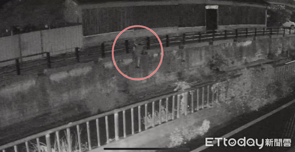 ▲▼台東婦翻越護欄撿手機，跌落水圳死亡。（圖／記者楊晨東翻攝）