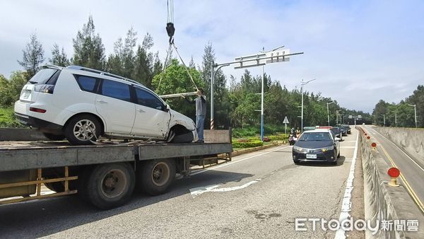 ▲▼        金門機場圓環兩車擦撞  噴飛交通一度阻塞     。（圖／記者林名揚翻攝）