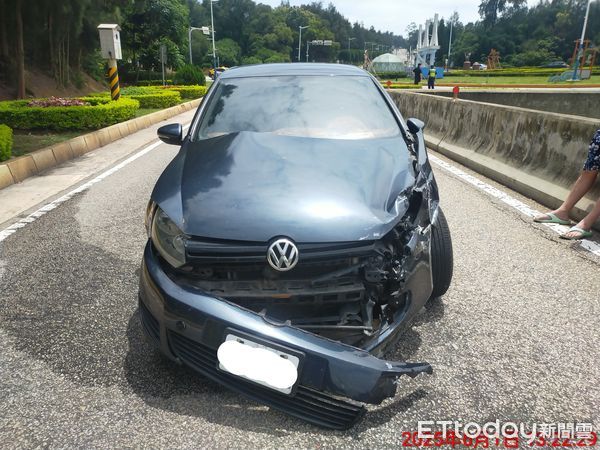 ▲▼        金門機場圓環兩車擦撞  噴飛交通一度阻塞     。（圖／記者林名揚翻攝）