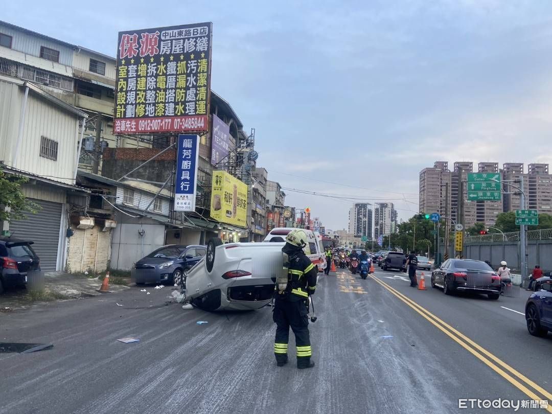 鳳山傍晚車禍！「白車翻覆倒頭栽」殘骸散落一地