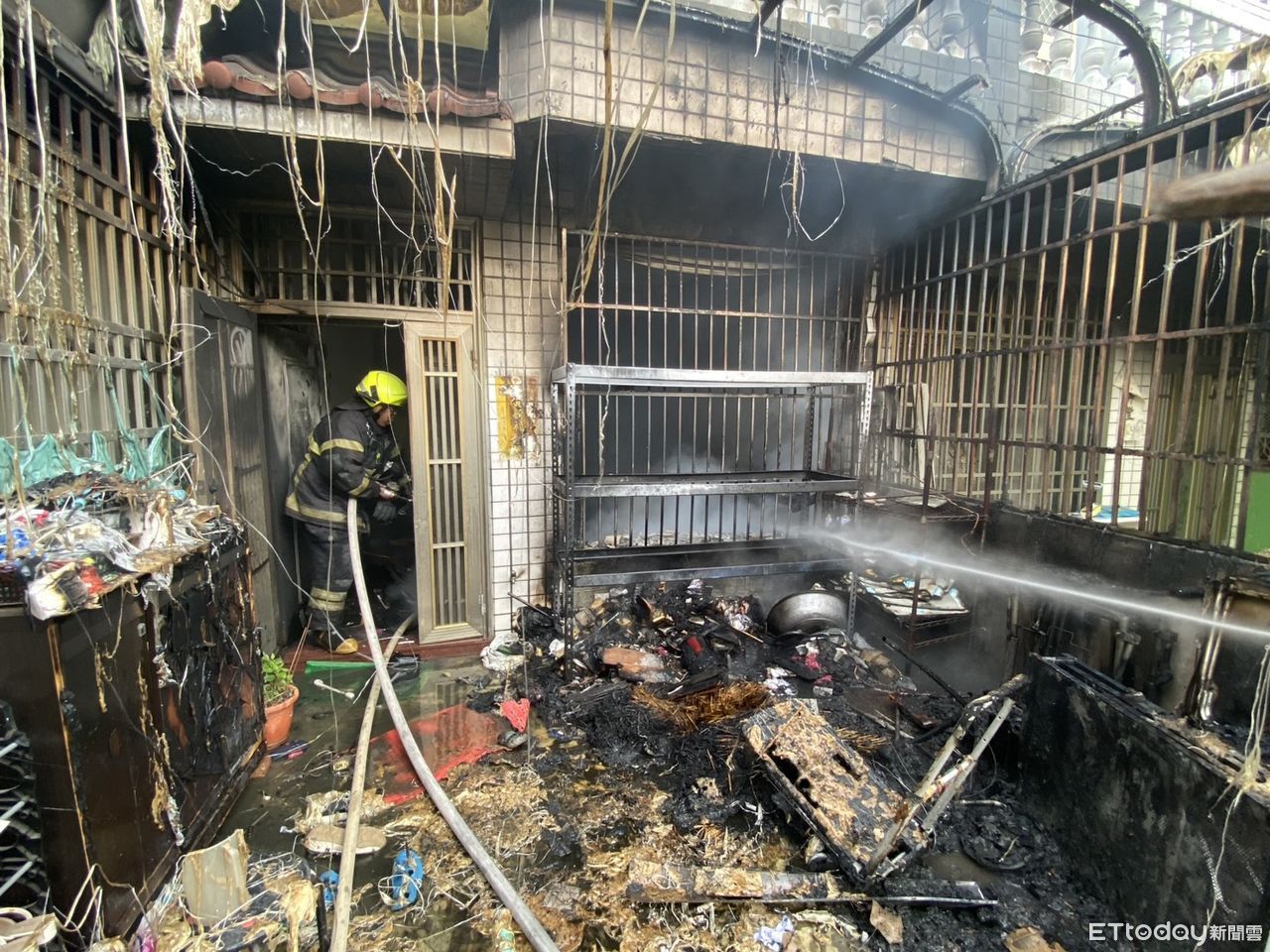 台南民宅火警！2童逃出…阿嬤一度困陽台　客廳淪焦黑廢墟