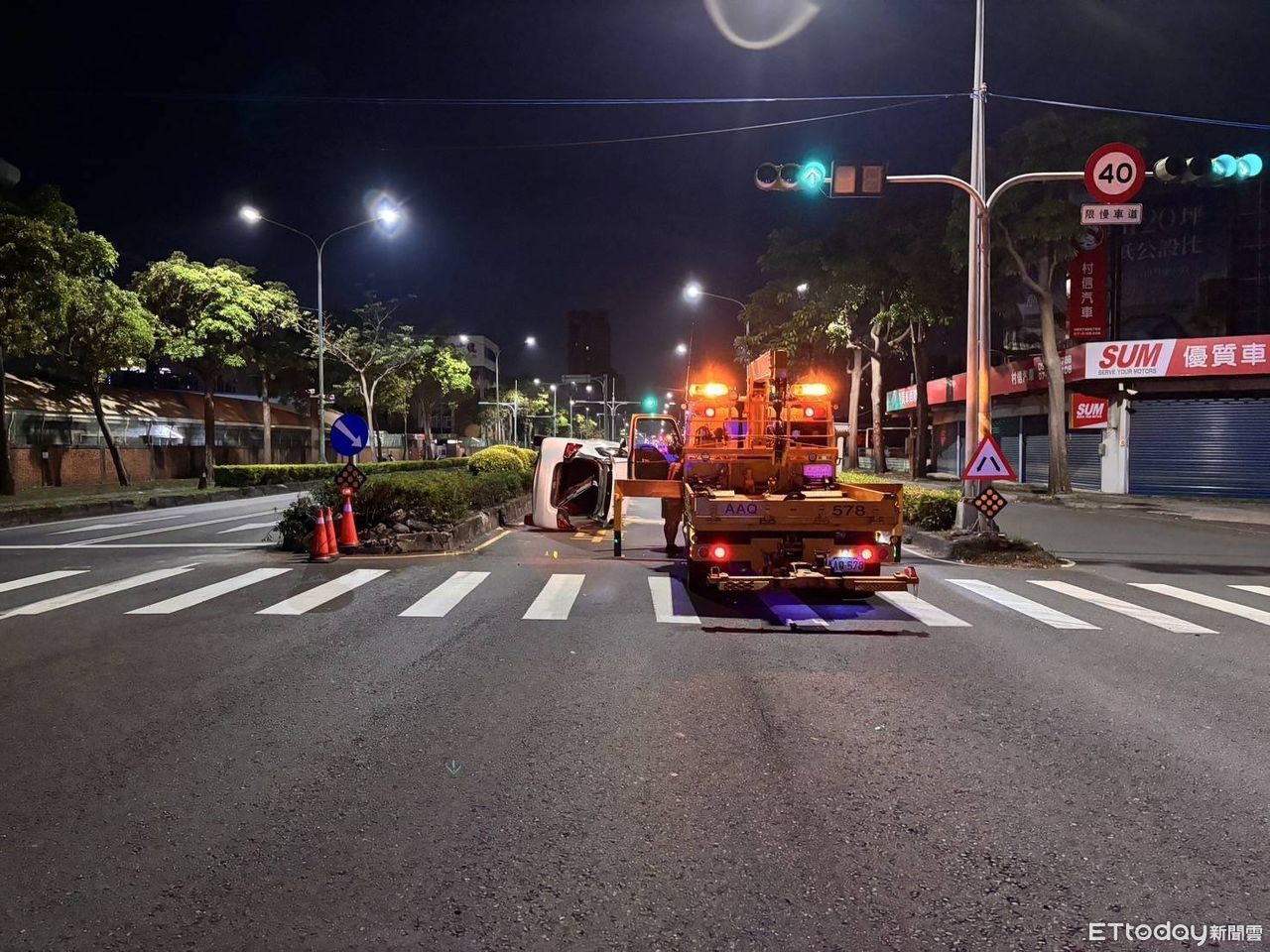 高雄白車凌晨撞分隔島側翻 駕駛疑精神不濟釀禍