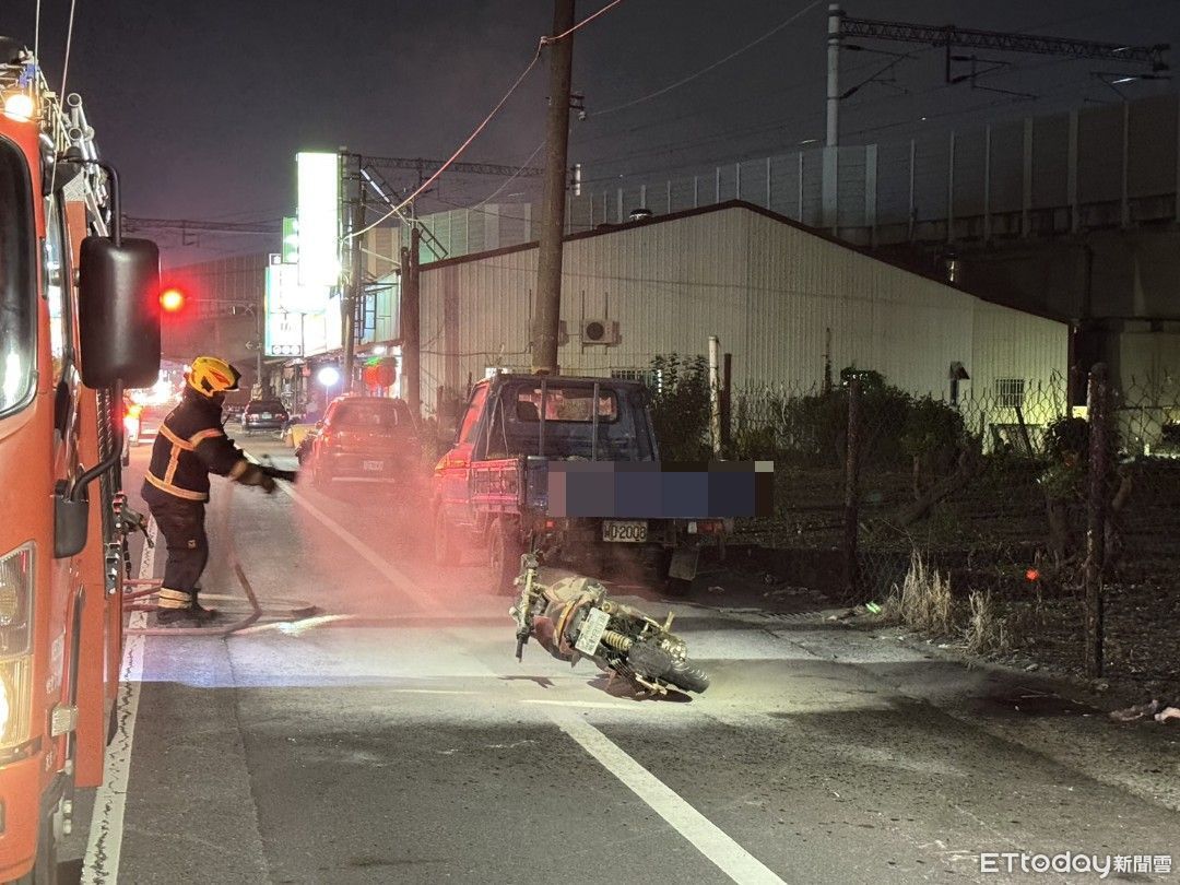 屏東男騎電動自行車突然起火　緊急跳車逃生！消防急撲滅
