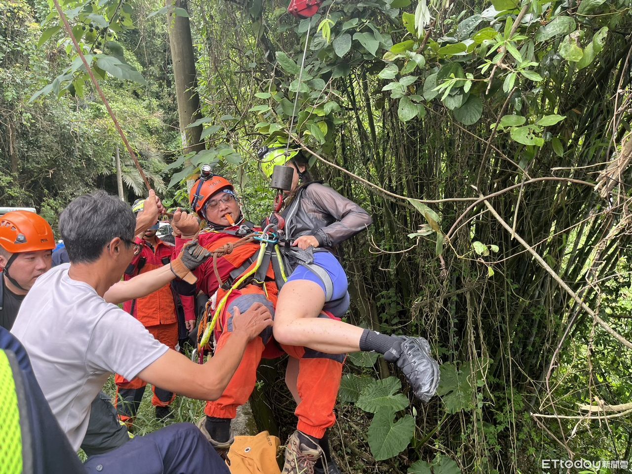 疑疲勞駕駛釀禍　女載德國妹衝下15米山谷車摔爛！驚悚瞬間曝