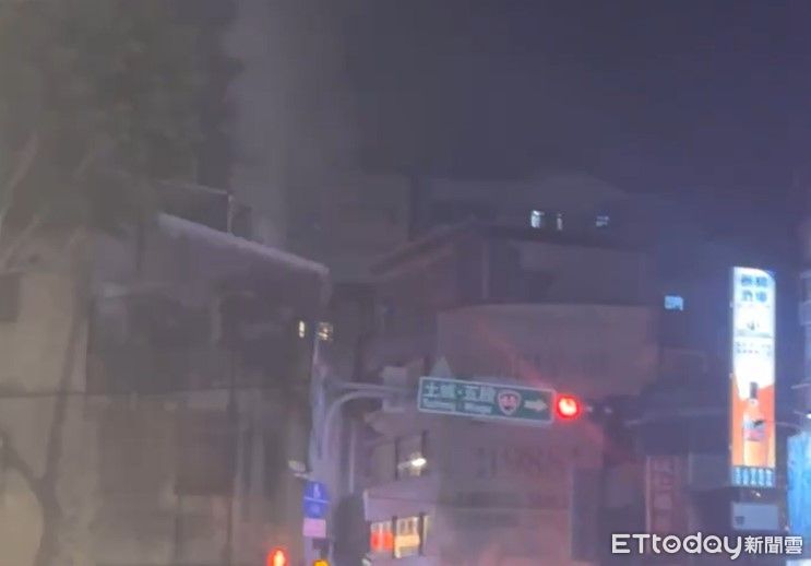 快訊／板橋燒烤店失火　「排油煙管燃燒」濃煙竄天