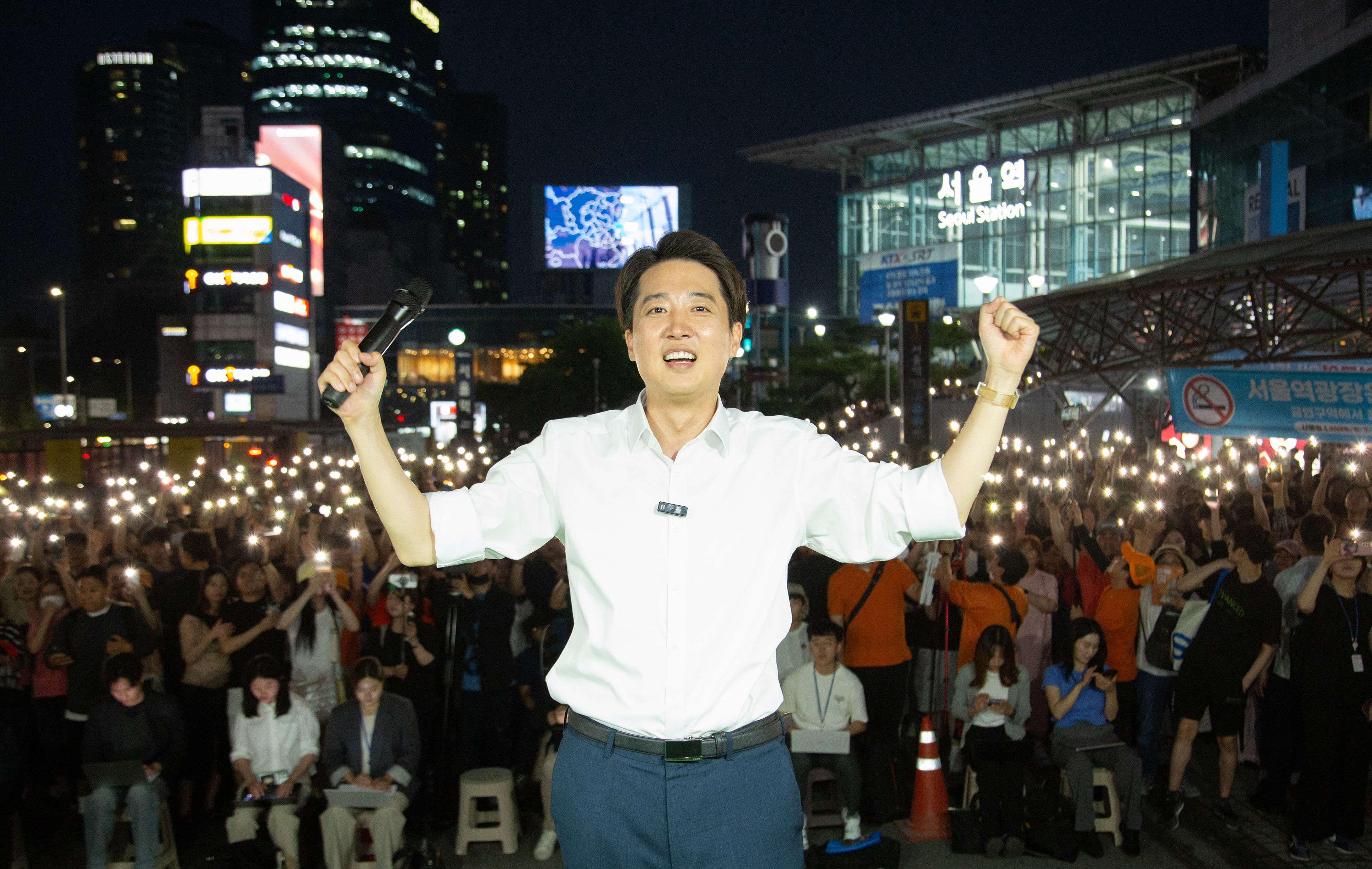 ▲▼改革新黨候選人李俊錫才在電視辯論失言，以粗鄙言語冒犯女性，1日晚間在首爾車站前造勢。（圖／達志影像）