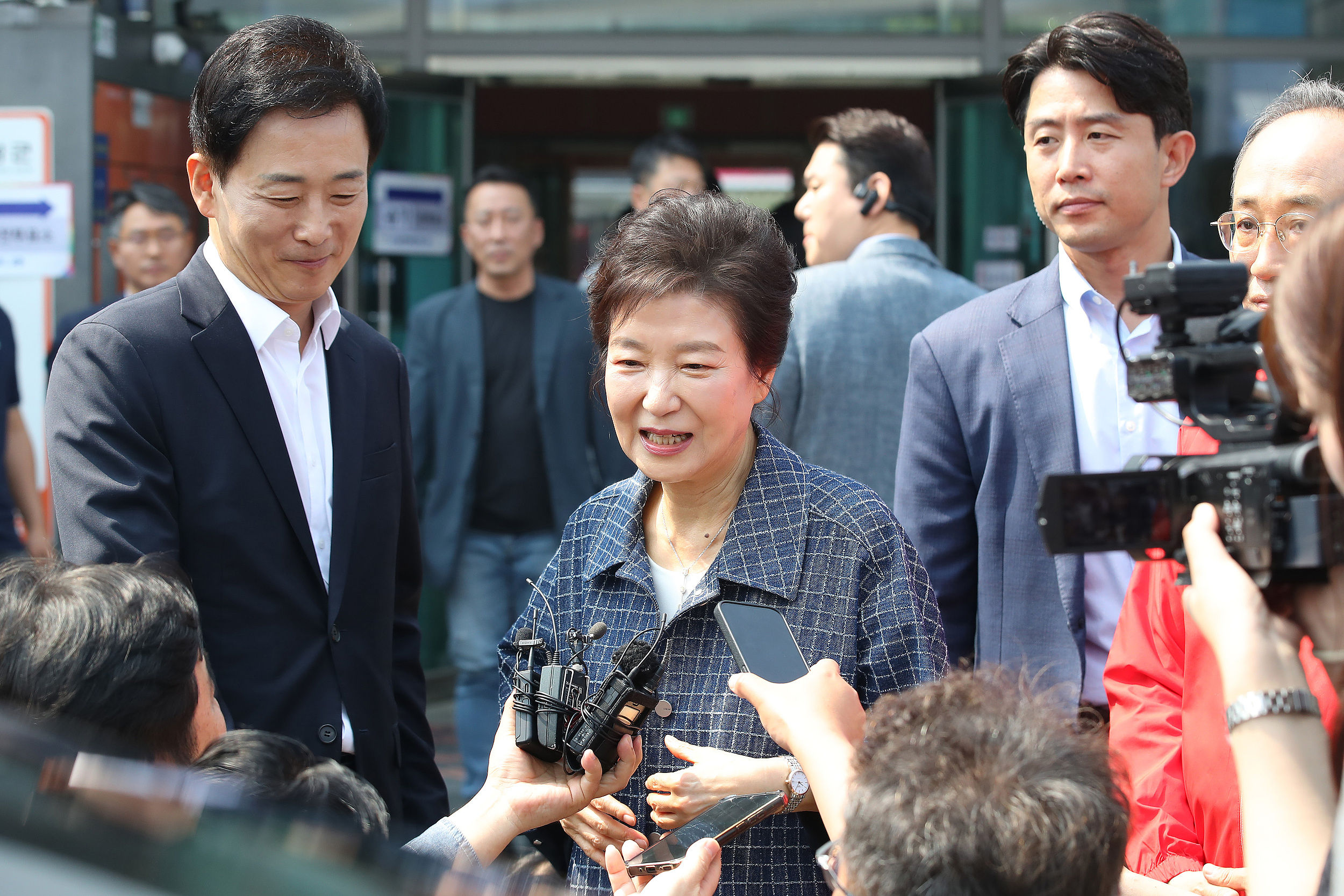 ▲▼南韓前總統朴槿惠5月29日前往大邱市達城郡瑜伽邑完成「事前投票」後，接受媒體採訪。（圖／VCG）