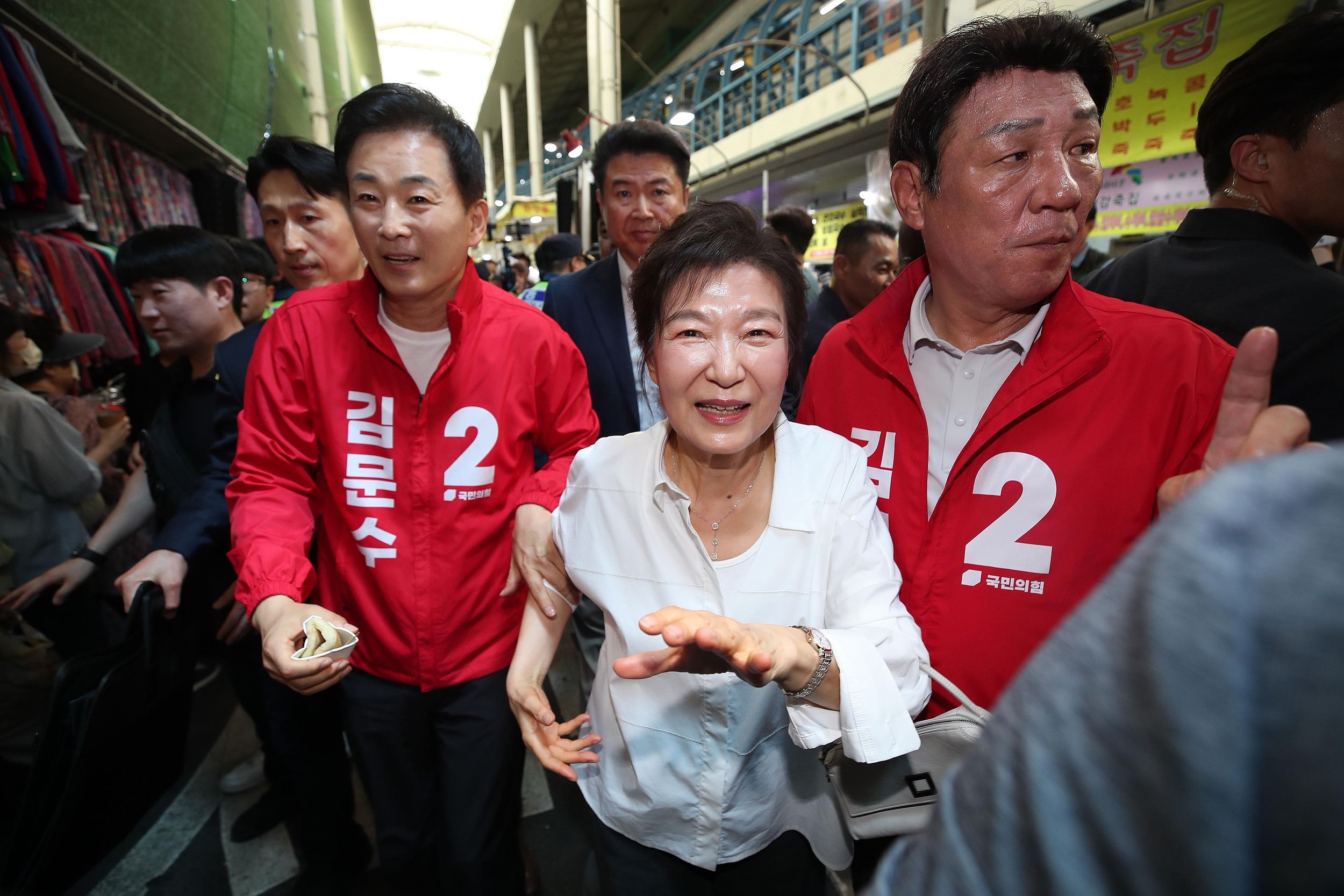 ▲▼南韓前總統朴槿惠5月31日前往大邱市中區西門市場為保守派陣營候選人金文洙拉票，向市民問候。（圖／VCG）
