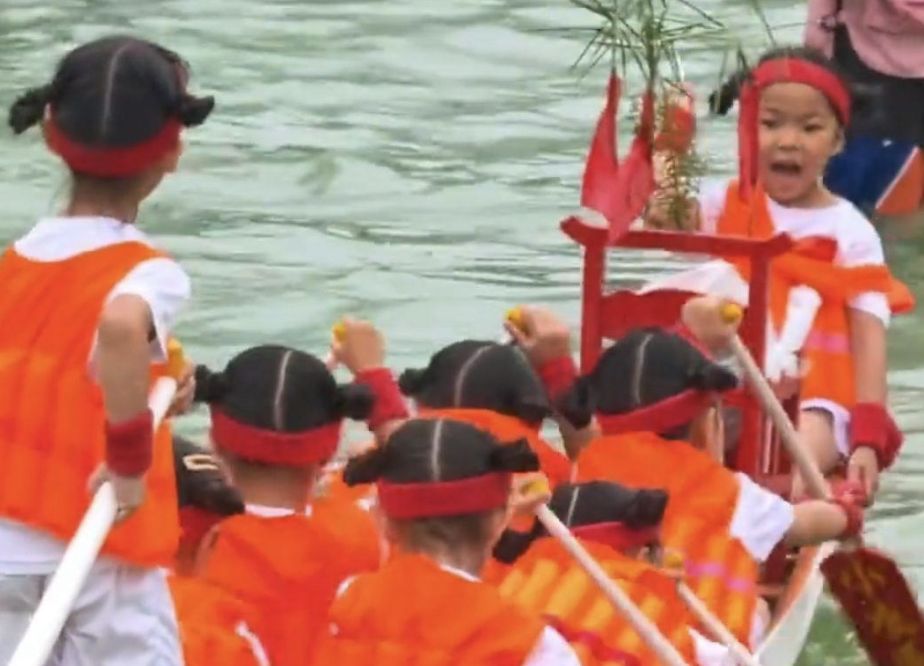 ▲廣東汕頭一間幼兒園舉辦「迷你版龍舟賽」。（圖／翻攝微博）