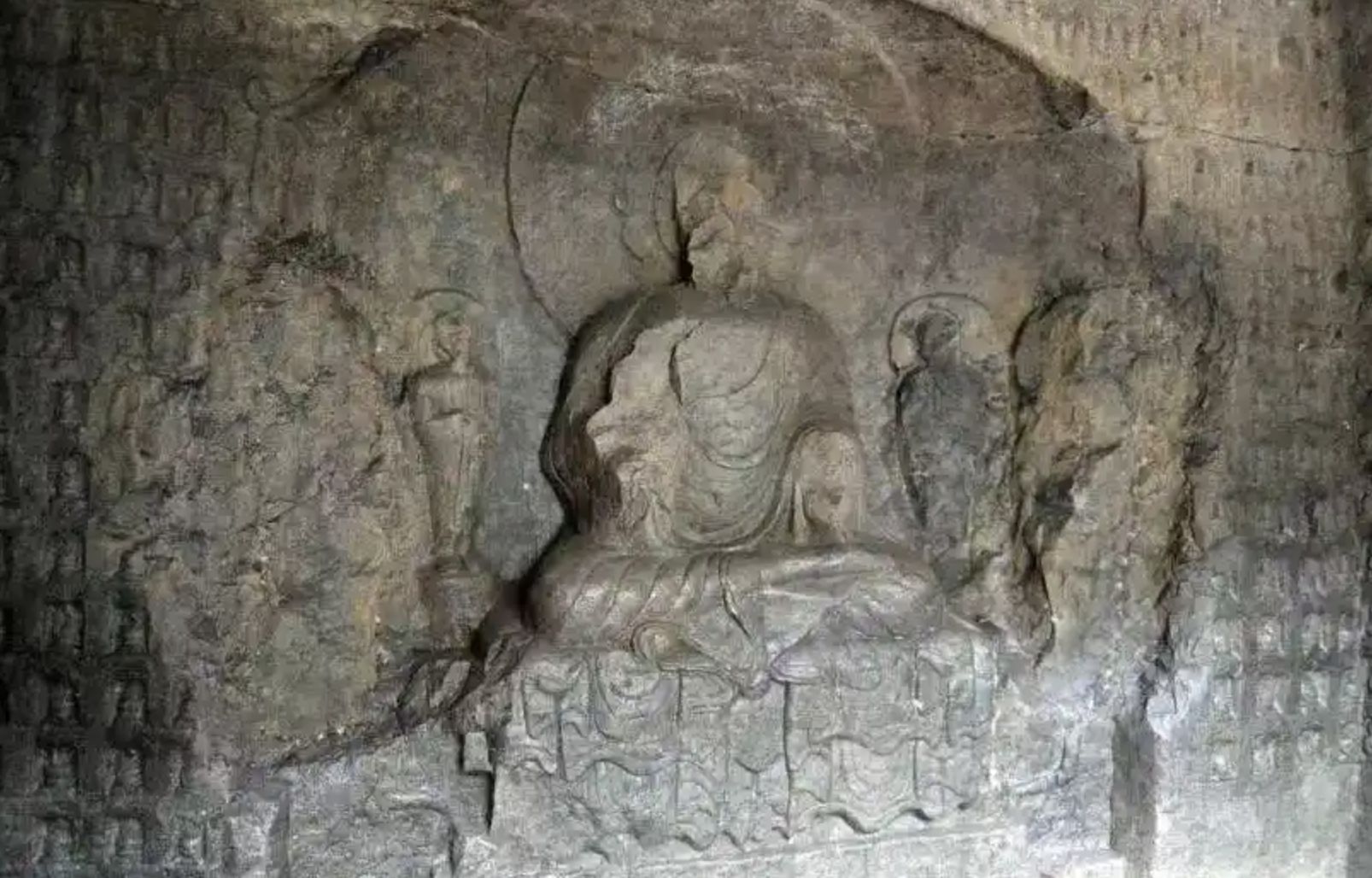 ▲河南鶴壁一水庫水位下降後，一處有千餘尊佛像的石窟便會出現。（圖／翻攝極目新聞）