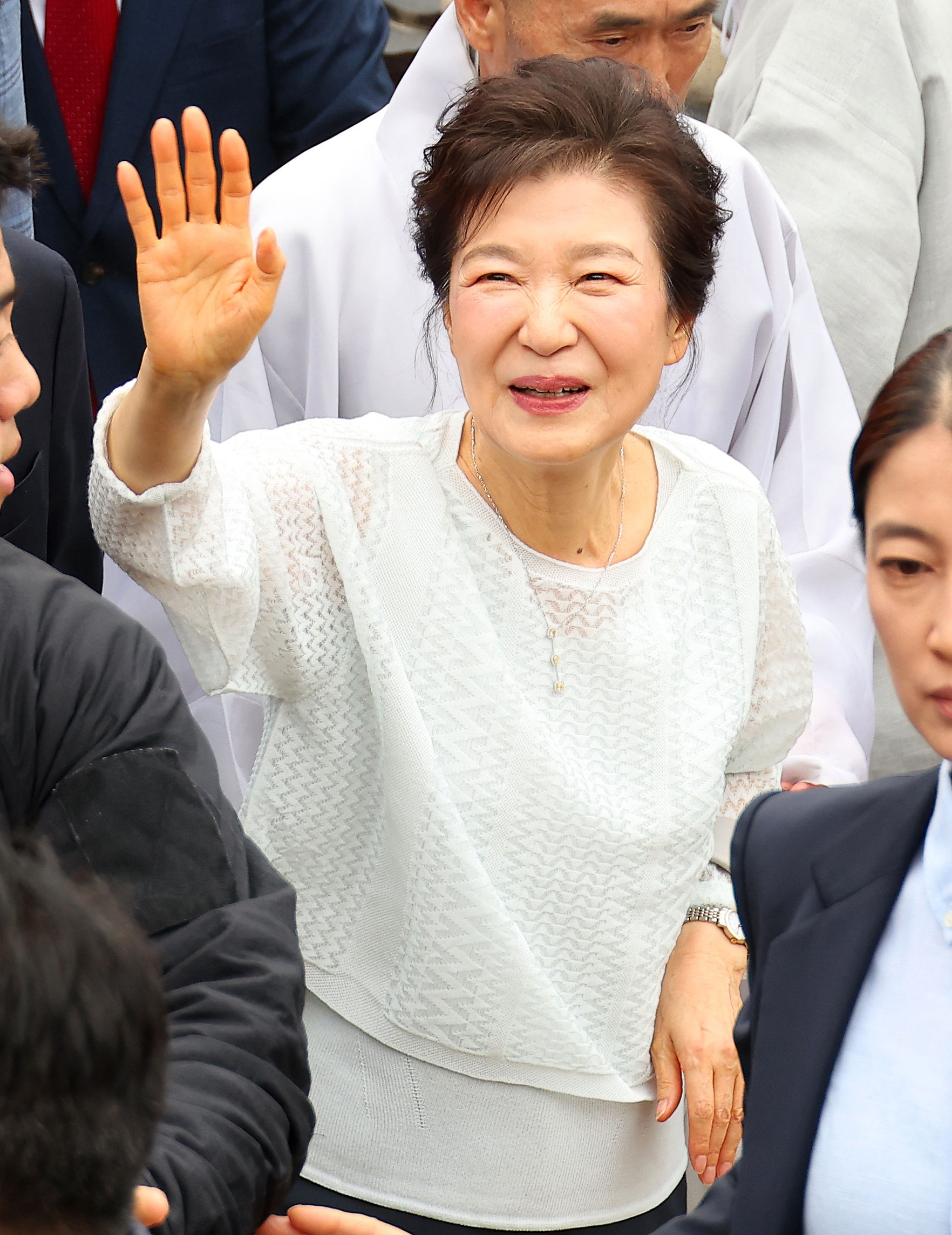 ▲▼南韓前總統朴槿惠2日前往釜山梵魚寺，向保守派支持者致意。（圖／VCG）