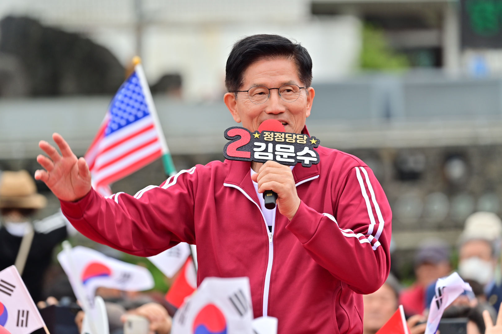 ▲▼國民力量南韓總統後選人金文洙2日前往濟州島，身穿韓劇男主角同款招牌外套登台造勢。（圖／達志影像／newscom）