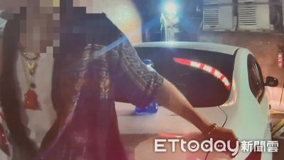 藥頭車上爽抽大麻鏘掉!拒捕推警還弄壞手銬 內褲搜出毒品