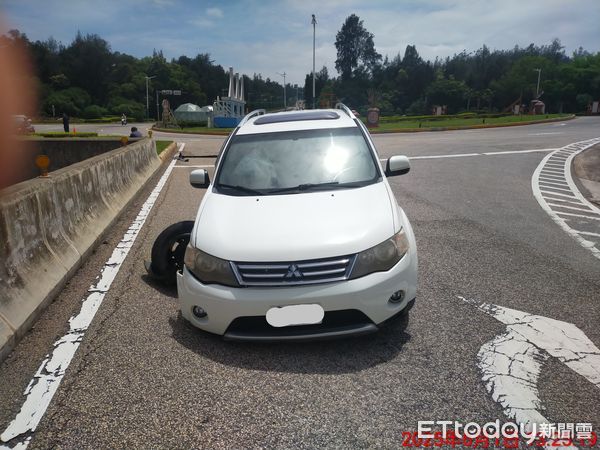 ▲▼        金門機場圓環兩車擦撞  噴飛交通一度阻塞     。（圖／記者林名揚翻攝）