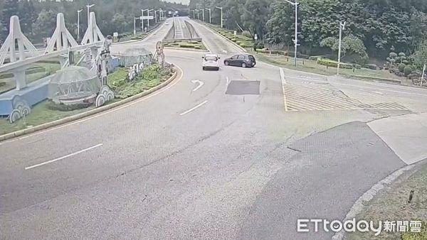 ▲▼        金門機場圓環兩車擦撞  噴飛交通一度阻塞     。（圖／記者林名揚翻攝）