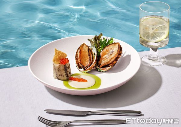 ▲王品牛排推出夏季贈菜，內用2客套餐，同桌其中一位出示「綠白紅」任一顏色配件，送柚香鮑魚佐季節鮮魚。（圖／記者黃士原攝）