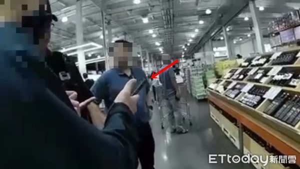 ▲台南好市多偷拍案，斗煥坪少校疑似偷拍女店員被逮。（圖／記者林東良翻攝，下同）