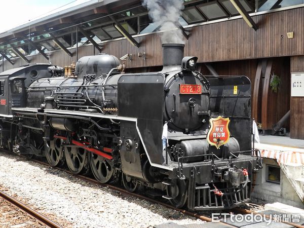 ▲▼仲夏寶島號由「蒸機女王」CT273蒸汽機車頭附掛6節莒光號行駛玉里至台東。（圖／台鐵提供）