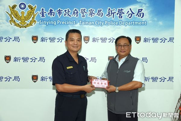 ▲新營警分局舉辦歡送儀式，偵查隊長吳業昌光榮退休，分局長蘇政敏代表致贈紀念品。（記者林東良翻攝，下同）