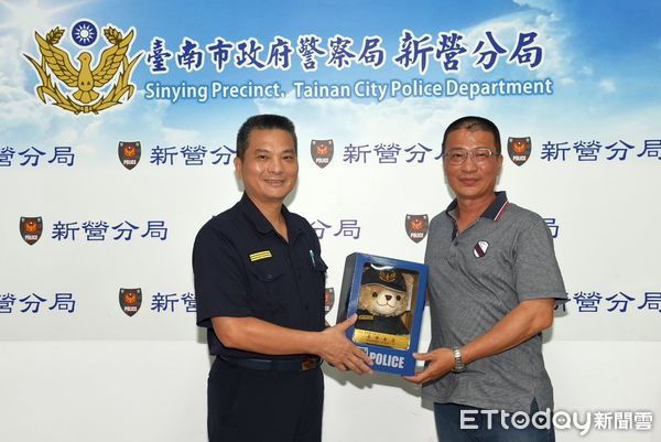 ▲新營警分局舉辦歡送儀式，偵查隊長吳業昌光榮退休，分局長蘇政敏代表致贈紀念品。（記者林東良翻攝，下同）