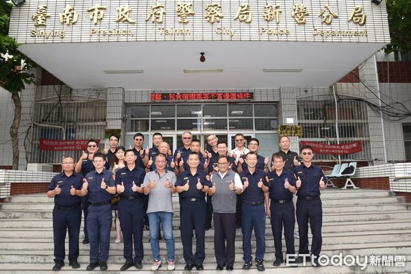 ▲新營警分局舉辦歡送儀式，偵查隊長吳業昌光榮退休，分局長蘇政敏代表致贈紀念品。（記者林東良翻攝，下同）
