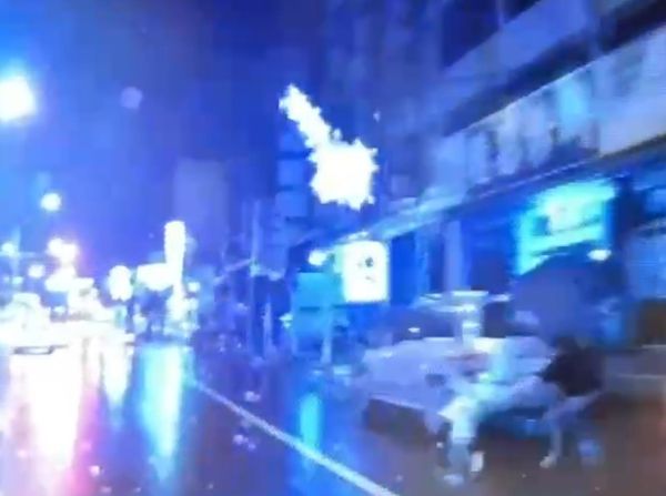 ▲彰化秀水鄉幼童衝出馬路差一秒被撞飛。（圖／民眾提供）