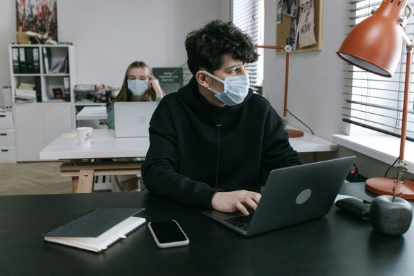 根據權威期刊研究，新冠不只傷肺，也會損害大腦功能，影響記憶與學習力，即使輕症患者也會出現明顯智力下滑。（示意圖，pexels）
