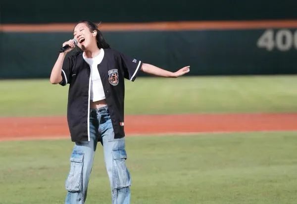▲▼ 李竺芯入圍金曲後首度回家鄉的球場獻唱。（圖／統一7-ELEVEN獅提供）