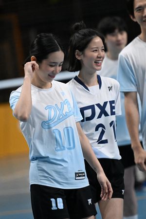 ▲袁子芸（右）與温貞菱組隊參加世壯運排球團體混合項目。（圖／力天娛樂提供）