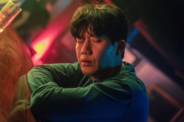 ▲黃鐙輝客串《喝酒吧！笨蛋》，與莫子儀同台飆戲。（圖／逆光電影提供）