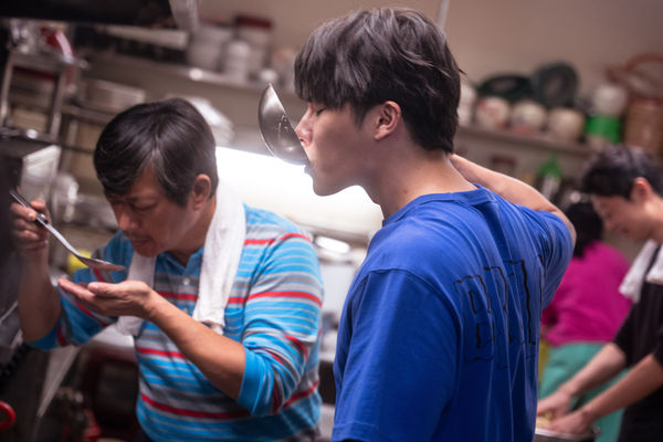 ▲黃鐙輝客串《喝酒吧！笨蛋》，與莫子儀同台飆戲。（圖／逆光電影提供）