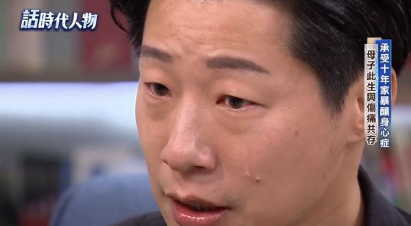 ▲▼ 林昶佐接受鄭弘儀訪問，談到身心症淚崩。（圖／翻攝自YouTube／話時代人物）