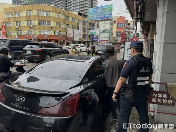 ▲▼台中男懸掛假車牌。（圖／記者許權毅翻攝）