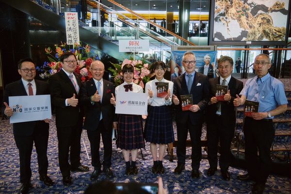 ▲▼NSO國家交響樂團「來自台灣」日本巡演昨（1）日登大阪交響音樂廳，隨行音樂家包括知名小提琴家黃俊文與日本女高音森麻季，現場除了多位日本議員出席，「橘色惡魔」京都橘高校吹奏樂部學生也到場觀賞。（圖／文化總會提供）