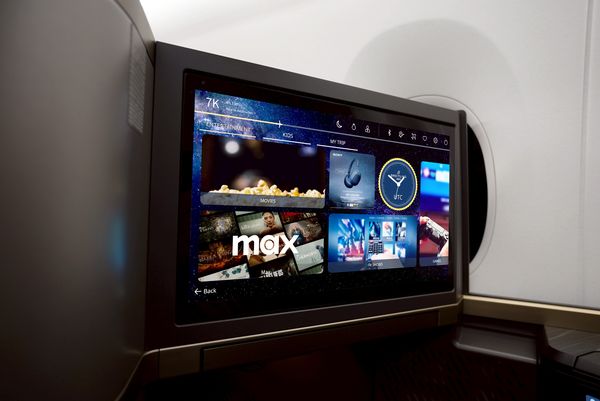 ▲星宇航空機上娛樂全面升級，與串流平台Max攜手打造空中追劇新體驗。（圖／星宇航空提供）