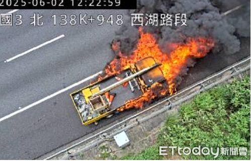 ▲國道3號苗栗通霄路段今中午發生高空作業工程車火燒車事故，黑煙沖天造成大塞車，所幸未釀成人員傷亡。（圖／記者楊永盛翻攝）