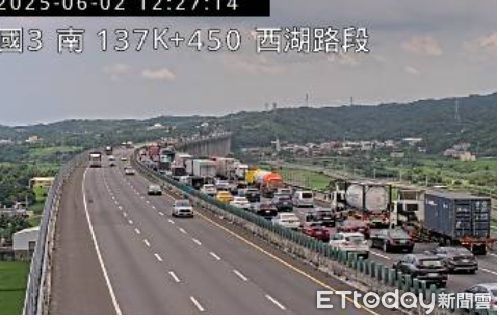 ▲國道3號苗栗通霄路段今中午發生高空作業工程車火燒車事故，黑煙沖天造成大塞車，所幸未釀成人員傷亡。（圖／記者楊永盛翻攝）